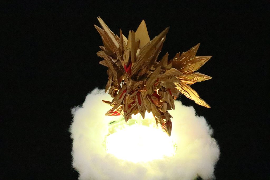 撮影のライトに負けちゃいましたが展示台の中に百均で買ったライト置いてます。