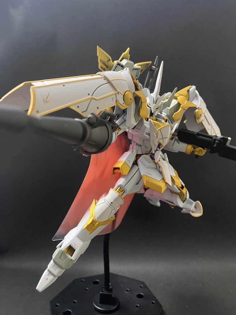 ・複合ランスユニット敵機をシールドごと貫く事を目的とした兵装。ビーム耐性も高いほか、内蔵されたショートライフルで射撃兵装として使用することも可能。