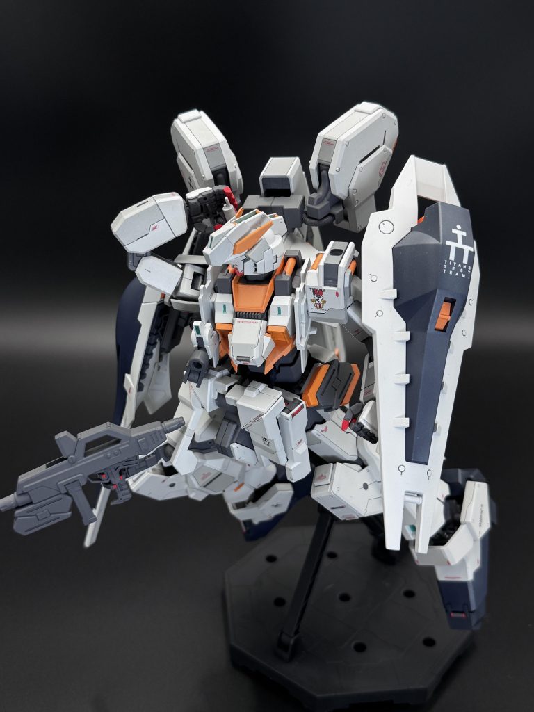 使用塗料下地:ガイアEVOサーフェーサー グレー、ガイアピンクサーフェイサーホワイト:ニュートラルグレーIダークブルー:ダークブルーイッシュパープルレッド:フレイムレッドイエロー:橙黄色+フレイムレッド 比率2:1グレー:メカサフヘヴィグリーン:メタルグリーンGX+蛍光グリーン 比率2:1グレー以外にはAGパールをオーバーコートしトップにGXスーパースムースクリアーで艶消ししています。