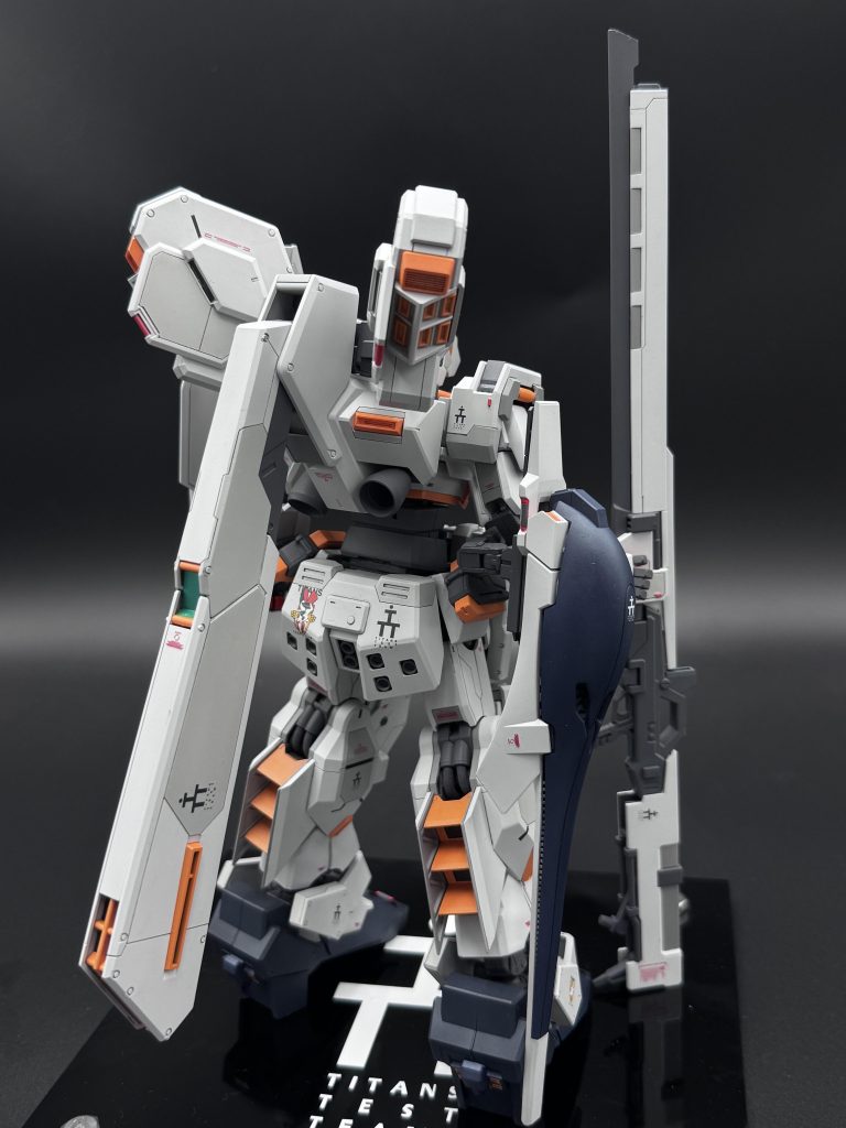 プロポーションの変更として、上腕前腕を2mm、脛を2mm、踵を2mm、腰部と首を1mmずつ延長しています。また脚のボールジョイントの位置を横に3mm延長しました。素の状態では体格が武装に負けていると感じたため、バランスを取ることを意図して延長しました。