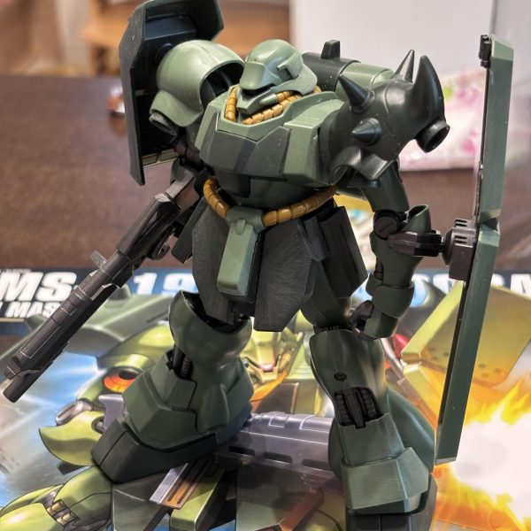 食中毒から回復し、ギラドーガ塗り始めました。旧キットリアルタイプザクをモチーフに塗っています。なぜかというと、以前作成した中華ザクをリアルタイプ仕上げにしたところ、緑のハイライトを入れる事が楽しくなってしまったのです😆無駄に買ったオリーブ3色が活きています。…たた、もとキットのカラーがやはりしっくりきます😓（3枚目）