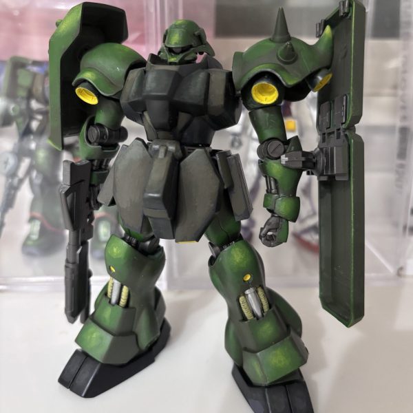 食中毒から回復し、ギラドーガ塗り始めました。旧キットリアルタイプザクをモチーフに塗っています。なぜかというと、以前作成した中華ザクをリアルタイプ仕上げにしたところ、緑のハイライトを入れる事が楽しくなってしまったのです😆無駄に買ったオリーブ3色が活きています。…たた、もとキットのカラーがやはりしっくりきます😓（1枚目）