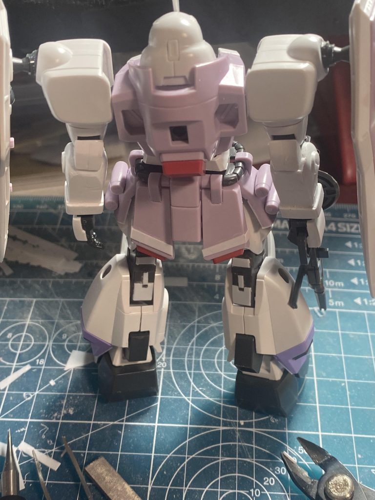 膝裏の関節も、同様にディティールを追加しました。その他胴体、スカート部分にも追加しました。