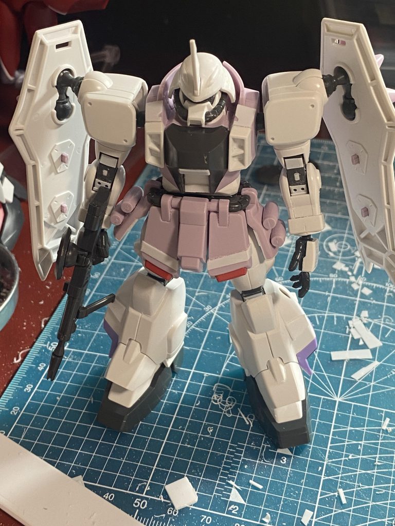 基本的にはそのキットのままを使いました。唯一胴体を1mm程延長しました。関節の部分がスカスカで不格好だったのでプラ板を使ってそれっぽい風に関節をいじりました。