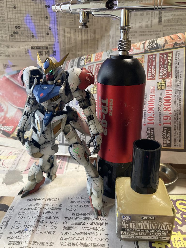 足回りはウェザリングカラーを溶剤で溶いてエアブラシすれば…腕なんかなくてもそれらしく!!…ヽ(°▽、°)ノ