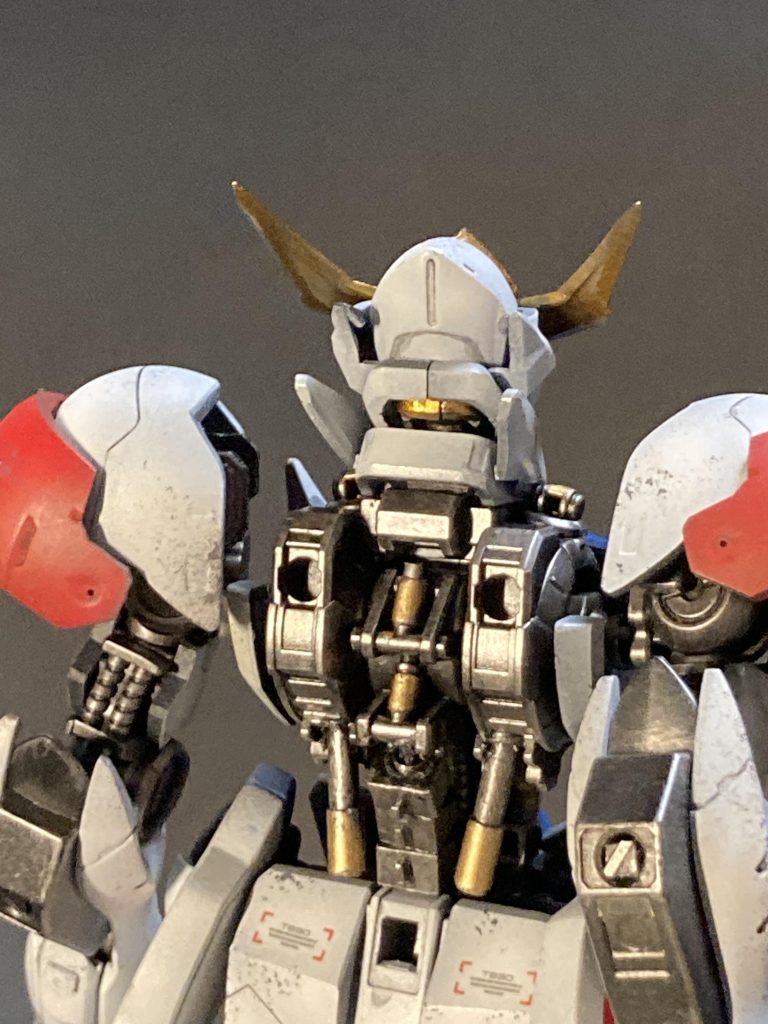 設定通りなんだろうけど、腰が細すぎて心配になったので、親心からシリンダー2本と背骨を追加。