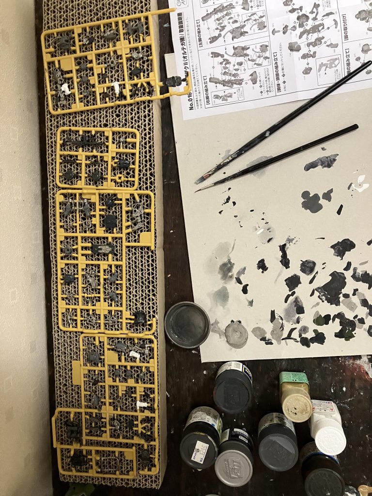 初めてランナー塗装しましたが、アーティファクトは、この方がやりやすい。組みながらタッチアップ。