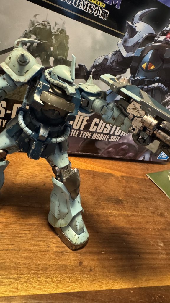 しゃぁ!もうやるだけやったれぇ!って見よう見まねで初めてのウェザリングの実験台になってもらったグフカス氏。君の屍は無駄にはしない。っ、てかっこいいやん!そう思っておきます。