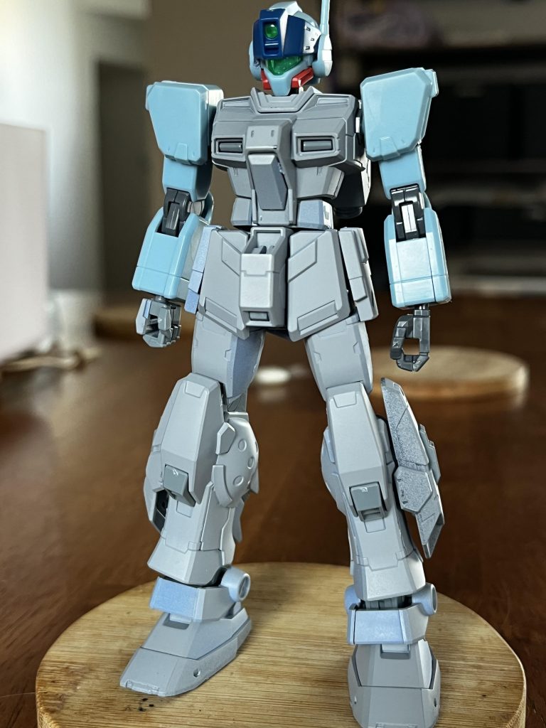 ペイルライダー、正直コレジャナイ見た目でイマイチ好きになれない機体なんですが、運良く手に入ったので数年前に仮組みしていたジムスナイパー2と組み合わせることにしました。股間ブロックのパーツはこの時点で無くなってますねー。ジムスナイパー2の頭を乗せると弱々しいジムドミナンスっぽい感じになりちょっと足りないな〜と。そこでガンダムNT-1の肩を付けてみたところいい雰囲気に。 プロポーションについては、胴体を接続部分で2mmほど延長したのと、ジムスナイパー2の頭がいい感じに乗るように首関節周りを削ったりしたくらいです。