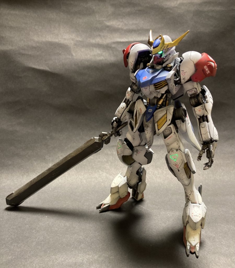 お目めは皆さんのマネして蛍光塗料+ブラックライトで…