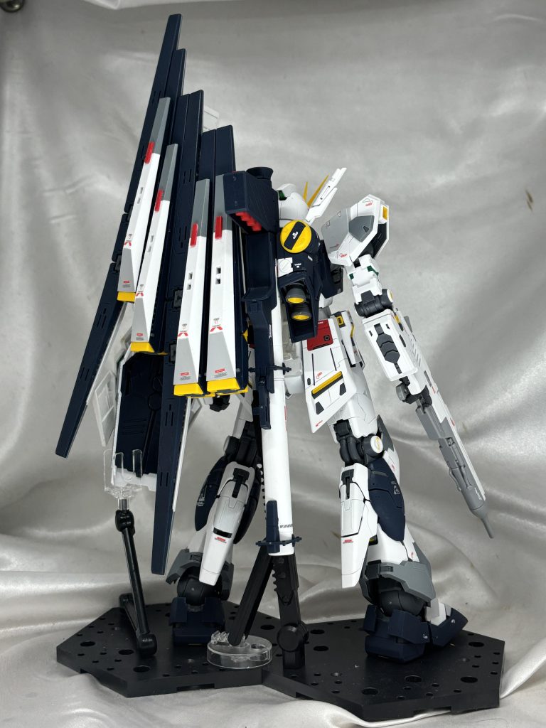 MGのνガンダム自体は特にいじることもなく軽く色を変えた程度。アームドアーマーDEはかなり重いので別途アームで固定しています。