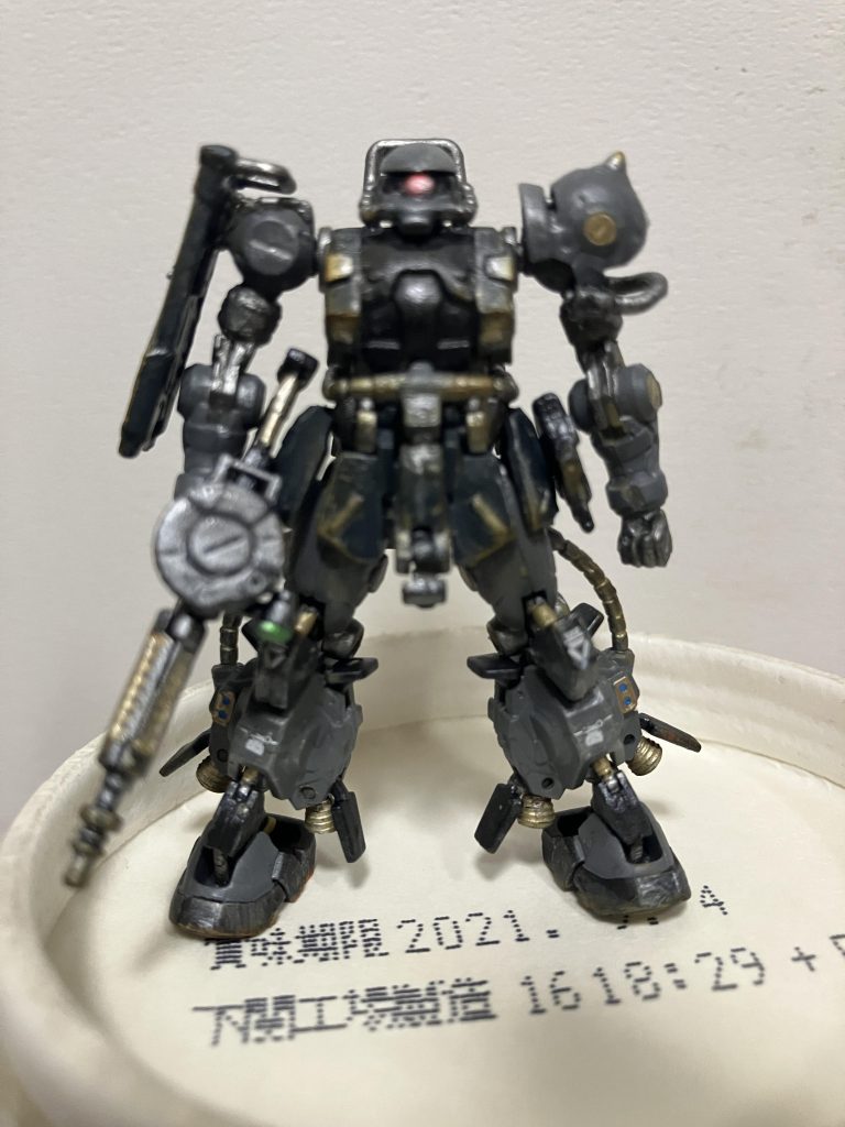 胴体ネイビーブルーでメイン佐世保海軍表樹色で塗ったら、えらい暗い感じになってもうた。平筆ちょこちょこ、ほとんど面相筆。あとモノアイは、Hアイズ