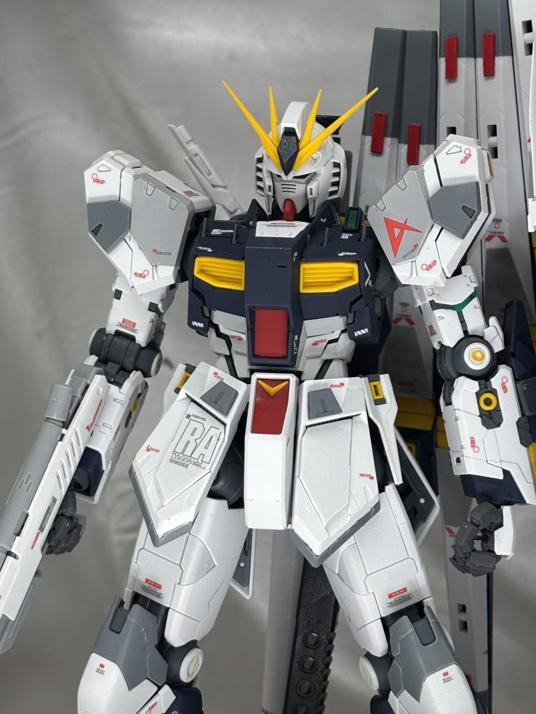 元々グレーだった部分を白くしたり、白い部分をグレーにしたり。PGを見ながら色を合わせました。肘膝とフロントスカートに少しディティールを追加しています。