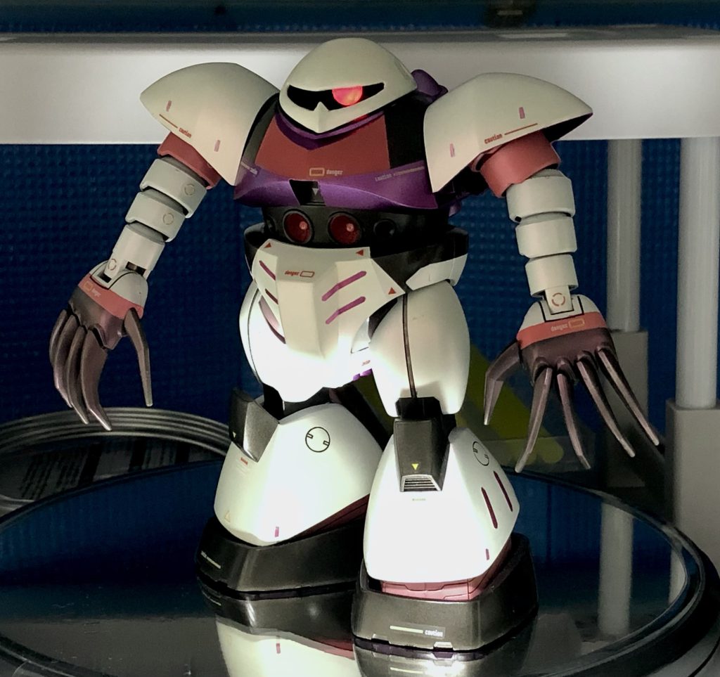 モノアイを光らせるのが格好良くて好きです。カラーはキュベレイモチーフ。庇は切り取って後頭部に移植、モノアイレールと口を小加工でキュベレイに寄せました。