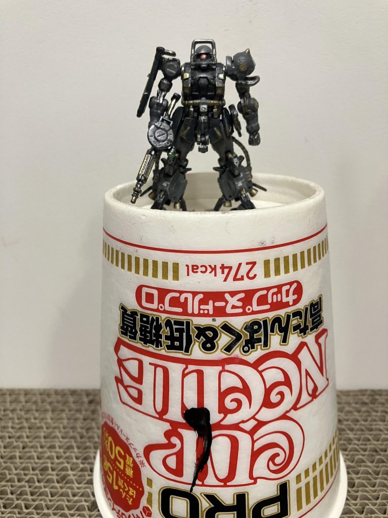 本日の舞台カップ麺の殻は、何かと便利。