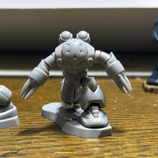 チョコサプ、ズゴックが被ったのでキットバッシュして立ち上がりシーンを作ります。脚の左右を入れ替えて膝立ち姿勢を作っていきます。（1枚目）