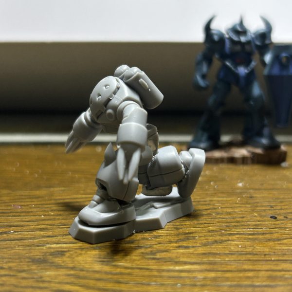 チョコサプ、ズゴックが被ったのでキットバッシュして立ち上がりシーンを作ります。脚の左右を入れ替えて膝立ち姿勢を作っていきます。（2枚目）