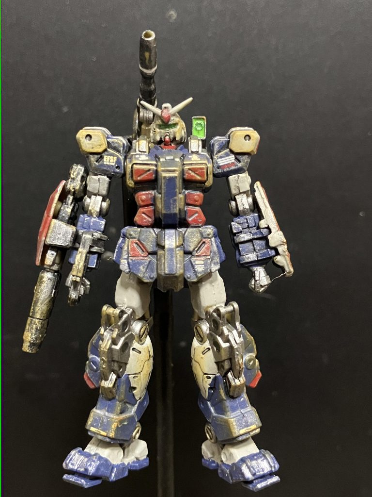 青をティターンズぶるー2赤をあずき色白をライトエアクラフトグレーで、筆塗りです。