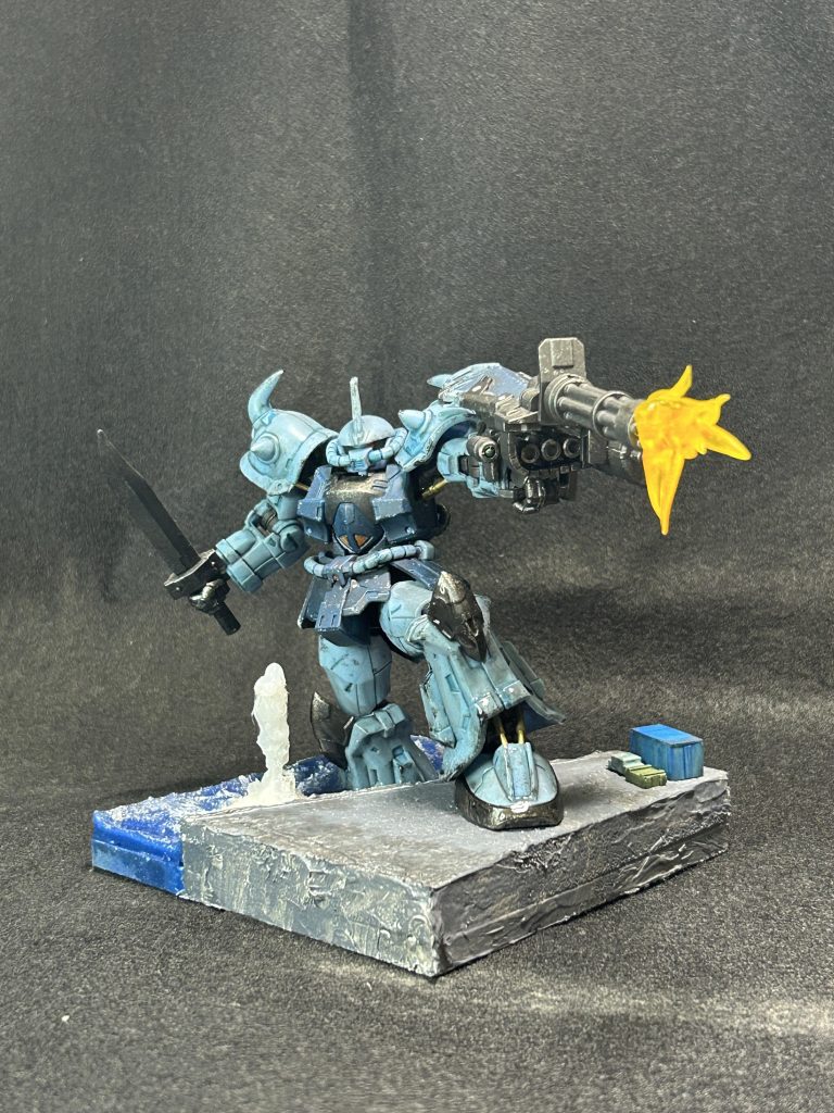 右足首はカット、左足首と両脇には真鍮パイプでシリンダーを入れました。可動モデルにシリンダーを仕込む技術はまだありません汗