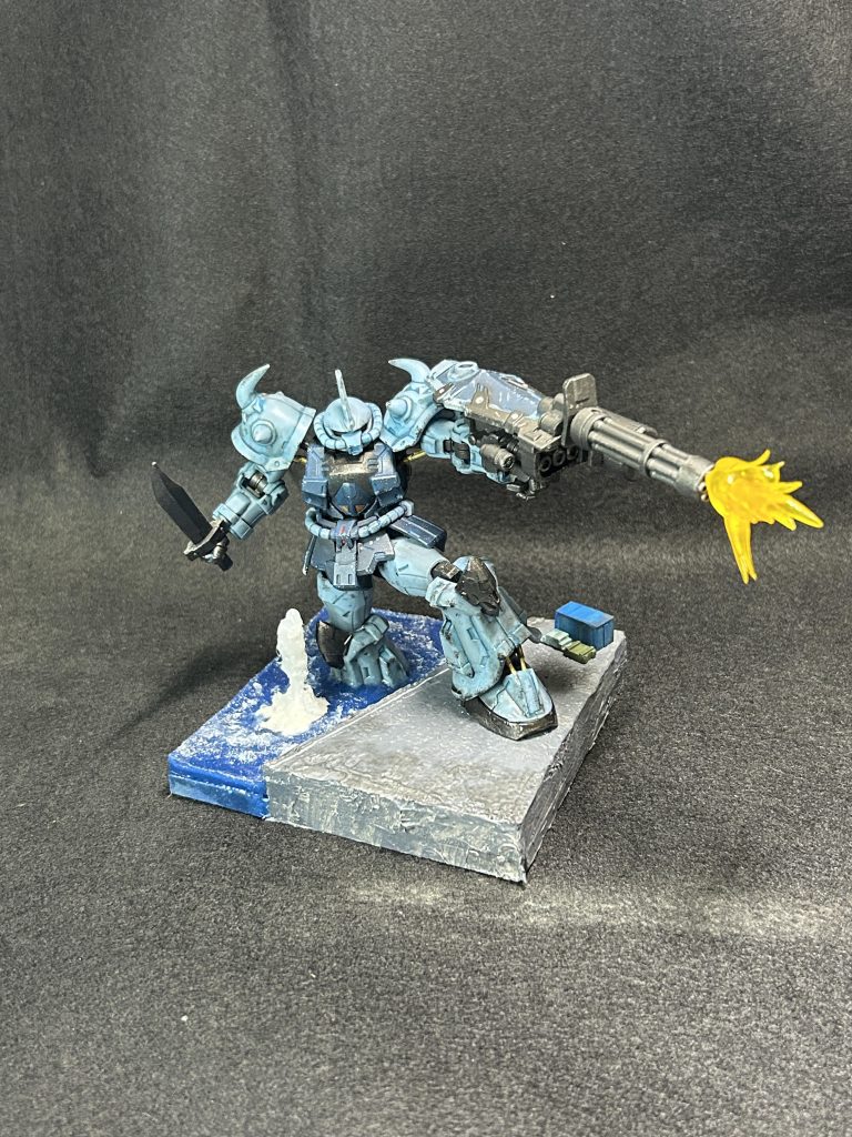 水柱やマズルフラッシュは自作、海面はレジンとメディウム、白のドライブラシで波面を作りました。