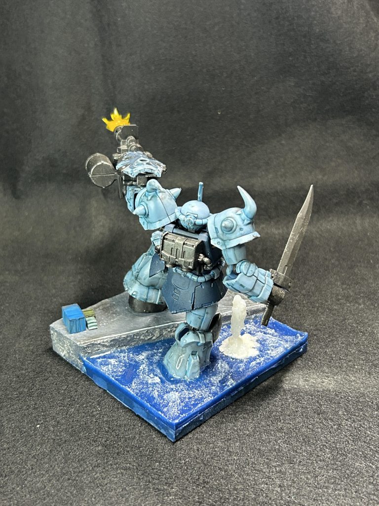 グフカスタムはガトリングシールドの重みで手が垂れがちなのですが、今回は固定ポーズということで間接は接着しました。