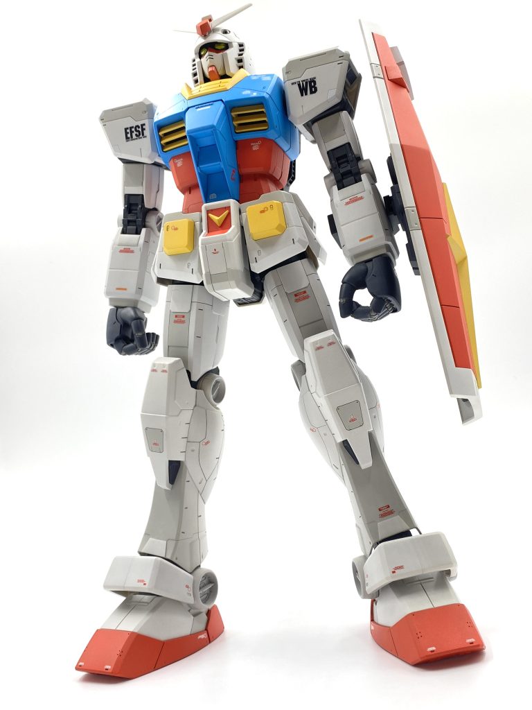 メガサイズガンダムも一緒に作成しました。ベースはアニメカラーとし、それだと単調になるので、多少塗り分けして質感をあげてます。