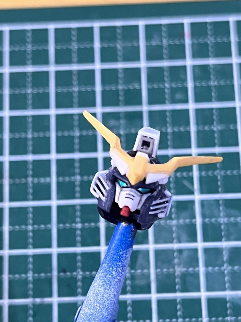 途中の画像はこれだけでした。はじめは頭部はそのままでもいけると思いましたが、旧キットを参考に形状を変更しました。