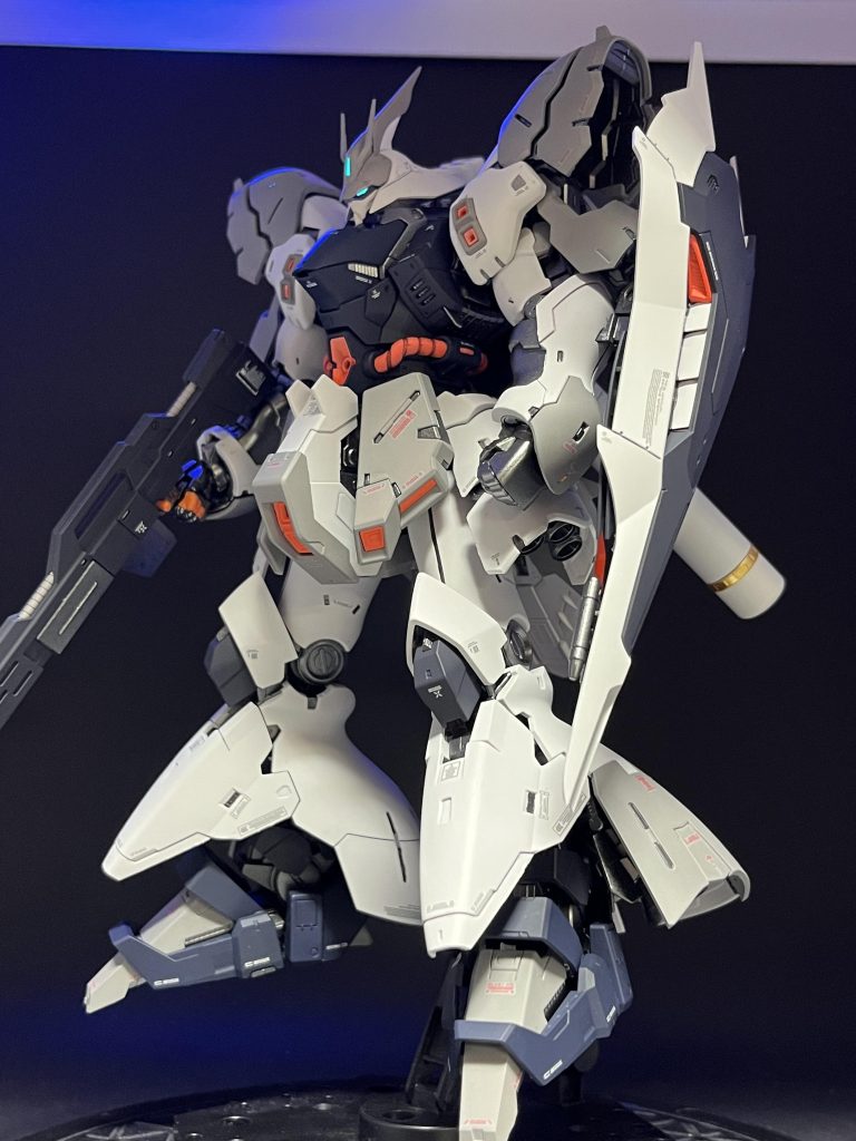 マスクをゼータっぽくスジ彫って整形し、パテで作ったちっさいパーツにRGνガンダムの目のシールを貼っつけてツインアイにして蛍光塗料をのせ、アイガード⁇の中に入れました🤩
