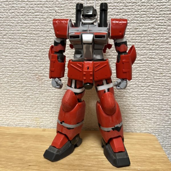 画像が5枚ありますそのままだと「ずんぐり」体型だったので、上方向に合計11.6mm延長して、すらッとした印象にしました。合わせ目消しや延長工作がなかなか大変でしたが、だいぶ印象が変わったのではないでしょうか。工作の詳細は以下の通りです。【延長、幅増し】腹:お腹部分で4.8mm延長、前方向にも2.0mm幅増し腰アーマー:2.0延長胸:前方向に2.0mm幅増し太もも:3.6mm延長、2.4mm幅増し下腿:3.0mm延長上腕:3.6mm延長【スタイル改修】肩:接続方法を変え、幅を1.5mmくらい詰め腰:元の接続軸を切り飛ばし、新たに軸を少し後ろにずらして、前傾で軸を付け直した【LED電飾】目のセンサー部分はもともとクリアパーツではないので、UVレジンで複製。電池パック兼マグネットスイッチはバックパックに格納。LEDはＭＳサイトレンズ０１を使ってマウント。LEDは 磁気スイッチ付LEDモジュール ゆらぎ リード線版 を使ってます【ショットガン】グリップがかっこ悪いので、元キットのマシンガンのものと付け替え（3枚目）