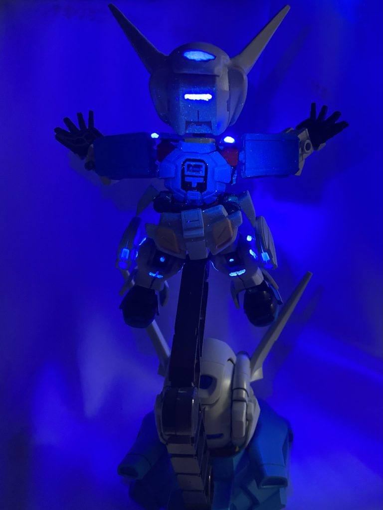 背面ももちろん発光。ちょっと埃とかが目立つ写真になっちゃってますね