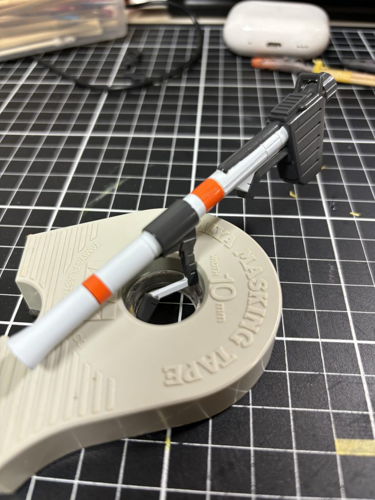 バズーカや盾裏などはオレンジを加えてアクセントを。個人的にバズにオレンジ入れるのが性癖なのでつい…白、ライトグレー、グレーと3段階で塗り分けなども行い、統一感と緻密さを両立できました。