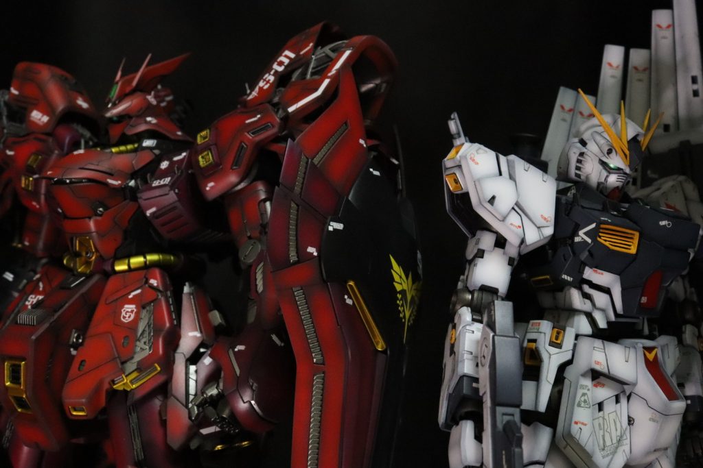 サザビーがボリュームありすぎでνガンダムが細くみえます。