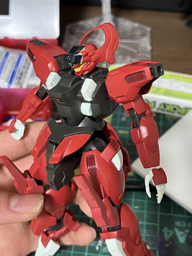 正規品のレーダーユニットを装備。パテで馴染ませる。