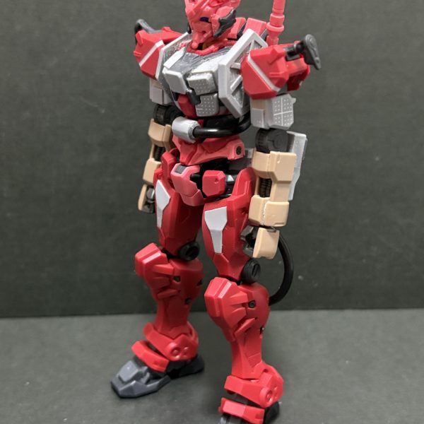 腕が「ガンダムそのまんま」感を拭えなかったので、別キットのものに置き換えました。グシオンリベイクフルシティの腕をベースに、元のガンダム要素やアレンジを加えています（3枚目）