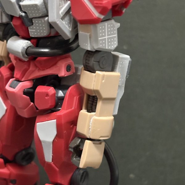 腕が「ガンダムそのまんま」感を拭えなかったので、別キットのものに置き換えました。グシオンリベイクフルシティの腕をベースに、元のガンダム要素やアレンジを加えています（1枚目）