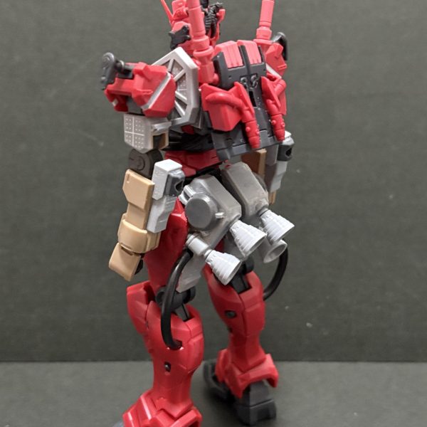 腕が「ガンダムそのまんま」感を拭えなかったので、別キットのものに置き換えました。グシオンリベイクフルシティの腕をベースに、元のガンダム要素やアレンジを加えています（4枚目）