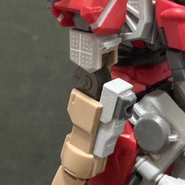 腕が「ガンダムそのまんま」感を拭えなかったので、別キットのものに置き換えました。グシオンリベイクフルシティの腕をベースに、元のガンダム要素やアレンジを加えています（2枚目）