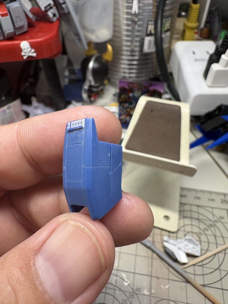 フトモモのディテールアップはこんな感じで。スジボリはガイドテープを太いタイプに変えたらストレスなくひけました。