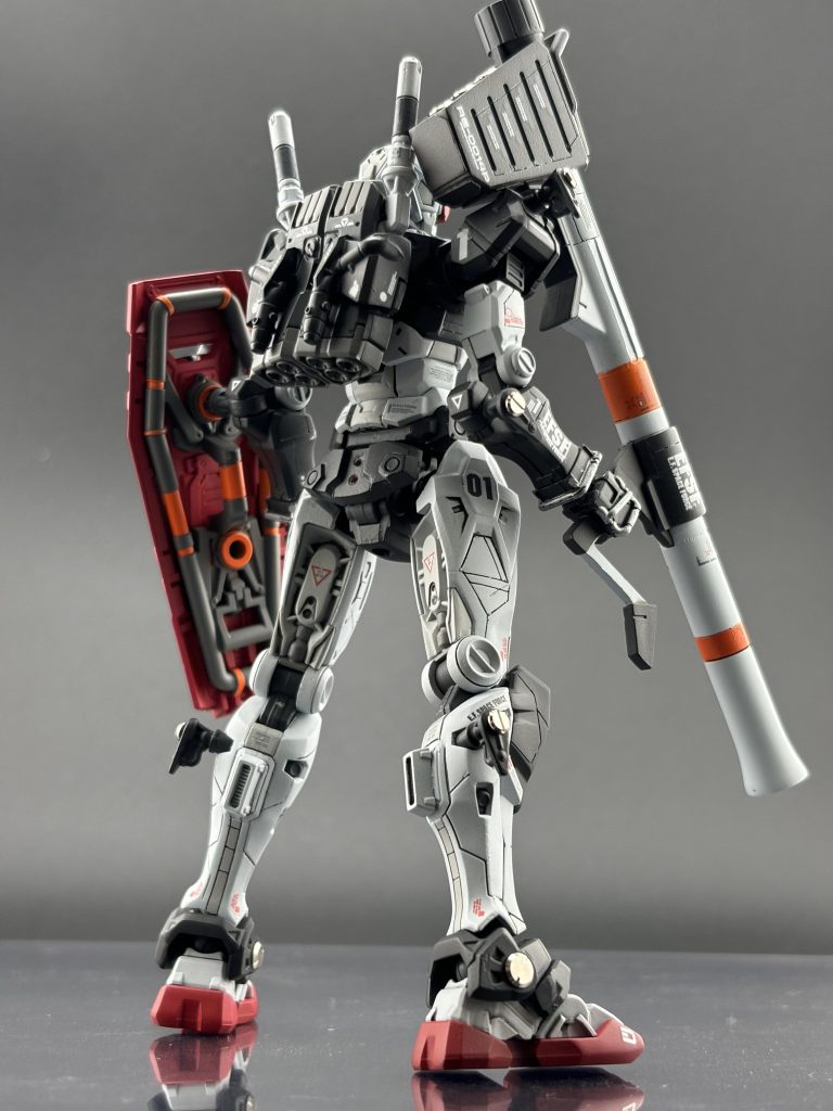 【リアビュー】HGGQは全体的に細かく造形されているので元の素材を生かしつつ、緻密かつシャープにできないかと模索。スジ彫と色分け、メタルパーツの活用でより情報量を増やしています。