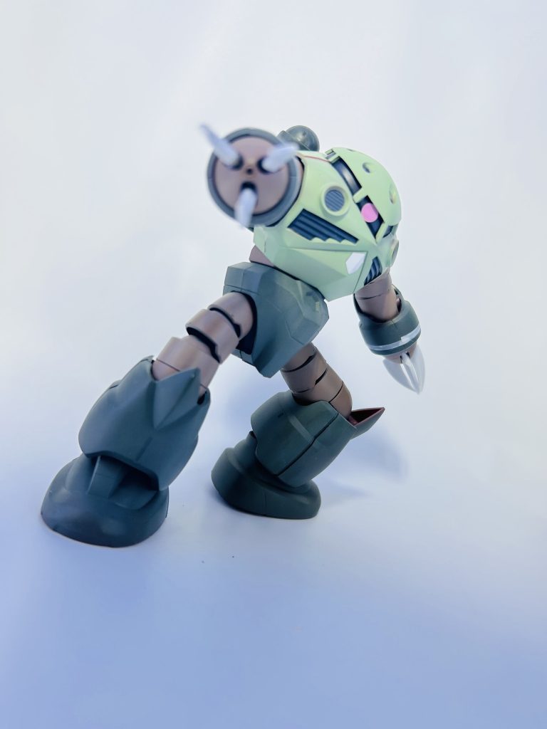 ポージング！よく見たらモノアイの横の合わせ目が赤いですね。シャアが抜けてない…