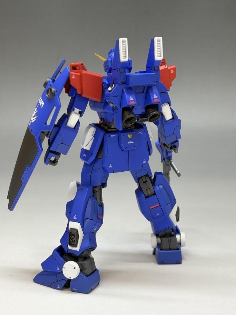 今回はトップコートにこだわってみました。光沢→デカール→光沢→つや消しと重ねたんですが、最後のつや消しだけ納得いかなくて、ホビビレおかみさんの秘技を習ってやってみました。おかげで、写真じゃわからりづらいけど良い感じになったと思います。