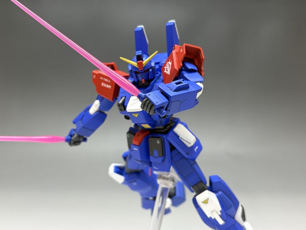 ニムバスの2号機といえば二刀流ですよね。何気に肩にバトオペ2風の緑と赤の航空灯的なやつもつけました。