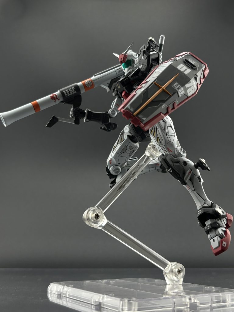 V作戦試作モビルスーツということもあり、慣熟訓練の整備も手探りだろうと妄想。なので各所にデカールを配置して、試作機感を表現。