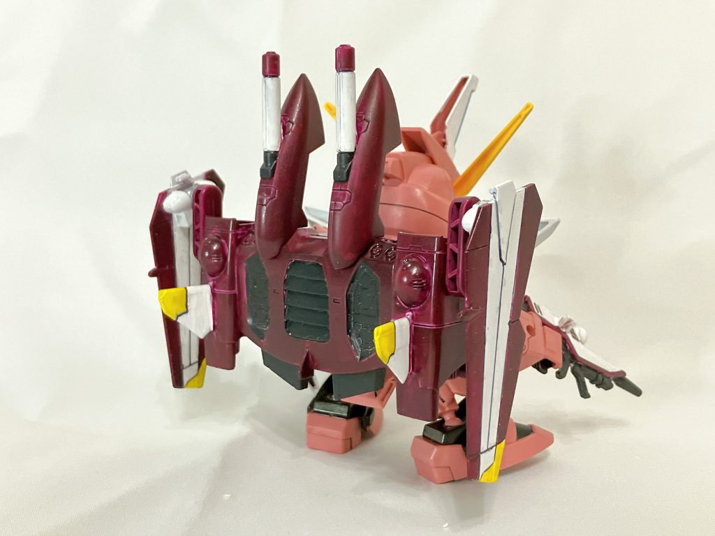 バックショット！ファトゥム-00の再現度も良く、キットの出来は良いと思うのですが…ファトゥムの広範囲塗りが難しかった！！！紫はムラムラ、白は塗膜ボタボタになっちゃった…