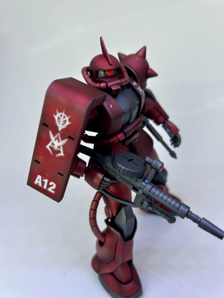 全体的に重い赤になってしまったので、ウェザリングマスターのシルバーでハイライトっぽく汚してみました。胸のところ、武器がぶつかって塗装が剥げてしまい😭