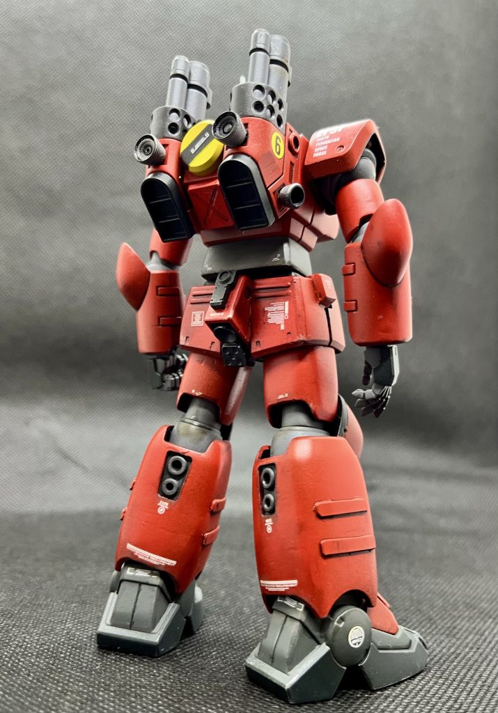 臀部の予備弾倉を外したところ。磁石で付けるので、スッキリな感じです。軸を前傾で作り直した関係で背中に隙間ができたので、プラ板を入れて埋めてます