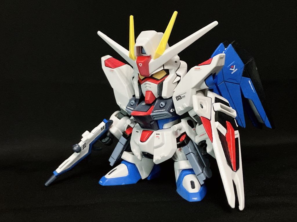 デカールはRGを見ながら色々貼りました。脇のデカール大変気に入っています。