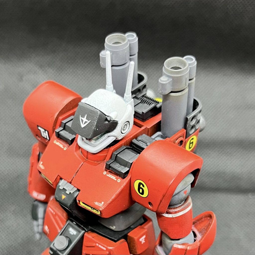 肩のキャノンを乗せる台がスカスカで寂しいので、市販パーツ(チキン屋-楼さん等)で埋めてみました腰のアーマー(ふんどし)はスカスカだったので上部の隙間をプラ板で埋め、横のパック(正式名は何?)もプラ板で厚みを増してます