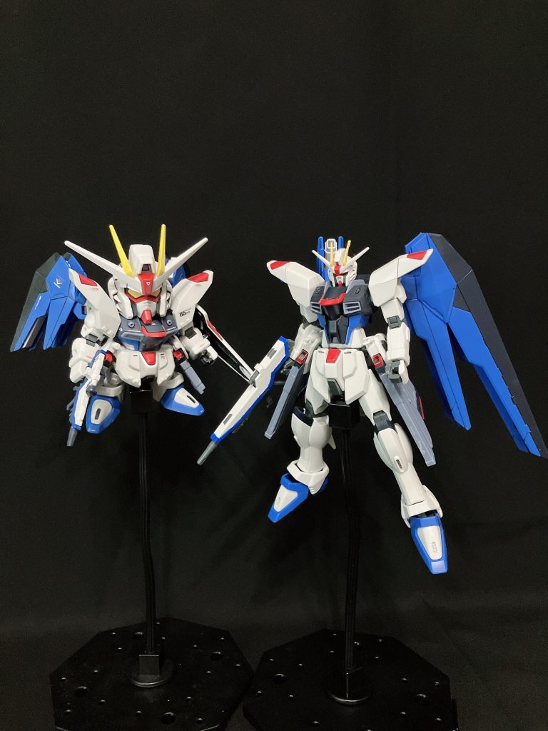 HGCEもあったので撮ってみました。こうして見るとさすがにHGCEは細長すぎというか前腕長すぎというか…。