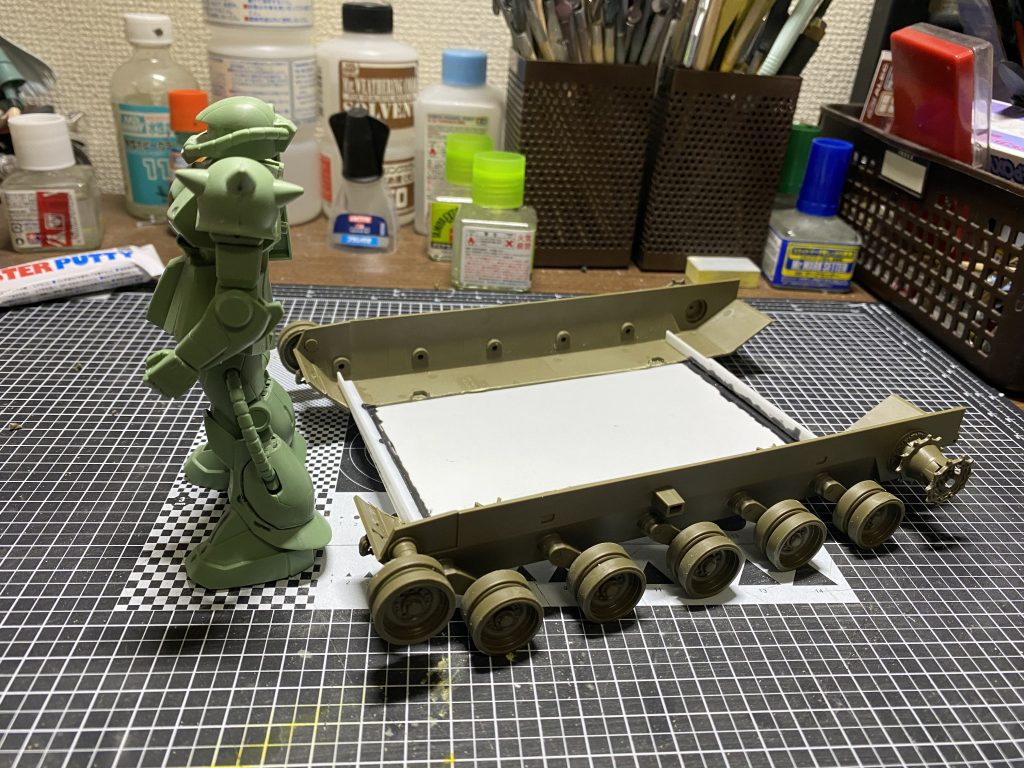 10式戦車のシャーシブッタ切って拡張してみたの図スケールモデラーさんが見たら怒られないか、ちょっと心配(;・∀・)